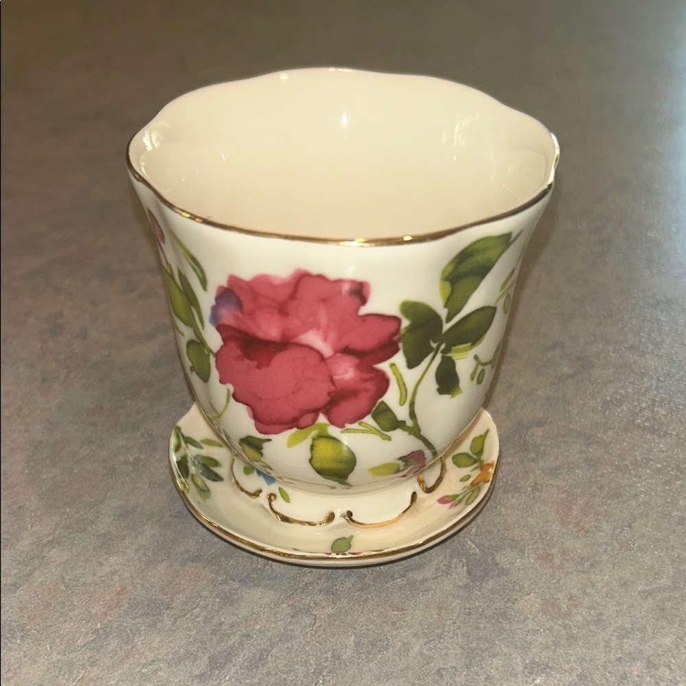 Nantucket home porcelain flower pot perfect condition